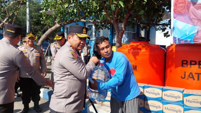 
					Kapolda Jatim Bantu Air Minum kepada Warga Pulau Giliketapang