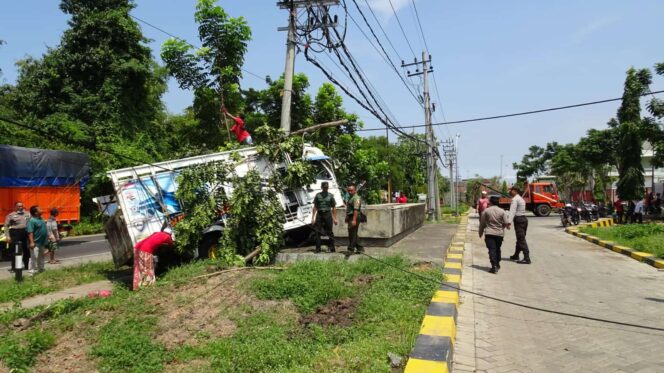 
					Sopir Mengantuk, Truk Sasak Ibu-anak di Kejayan, 1 Meninggal