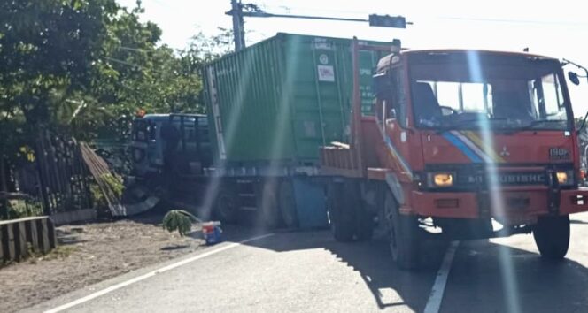 
					Sopir Gagal Fokus, Trailer Tabrak Pagar Rumah Warga di Kraton