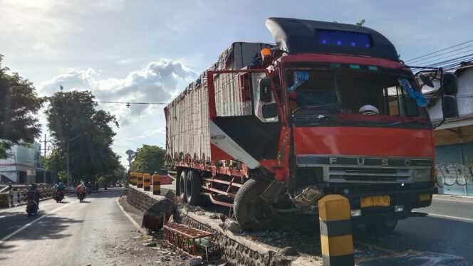 
					Sopir Mengantuk, Fuso Sasak Median Jalan di Kraksaan