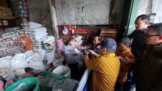 
					Petugas gabungan bertanya ke pedagang pasar (foto: Hafidz Rozani) 