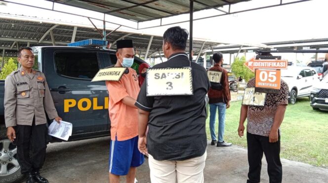 
					REKONTRUKSI : Abdul Manan (31) saat memperagakan adegan penusukan terhadap rekannya, Dony Lukmana (31). (foto: Ainul Jannah)