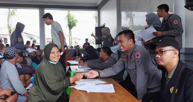 
					RELOKASI: Distribusi kunci huntap bagi penyintas semeru oleh BPBD Kabupaten Lumajang.