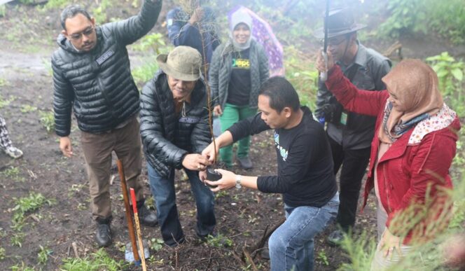 
					LESTARI: Bupati Lumajang, Thoriqul Haq, menginisiasi penanaman pohon di kawasan Ranupani. (foto: Asmadi)