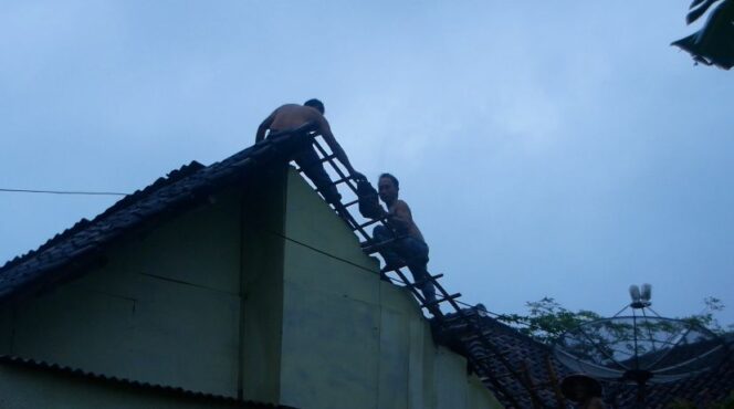 
					PUTING BELIUNG: Sebagian warga memperbaiki atap rumah pasca diterjang puting beliung. (foto: Asmadi)