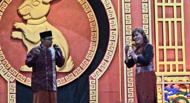 
					Hibur Warga Tionghoa, Ustadz ini Nyanyi Lagu Mandarin di Klenteng