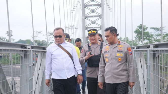 
					MITIGASI: Kapolres Lumajang AKBP Boy Jackson dan jajarannya saat meninjau jembatan gantung Kaliregoyo. (foto: Asmadi)