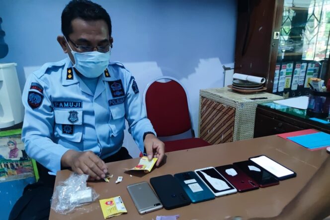 
					Petugas Amankan Penyelundupan 7 HP ke Dalam Lapas Probolinggo