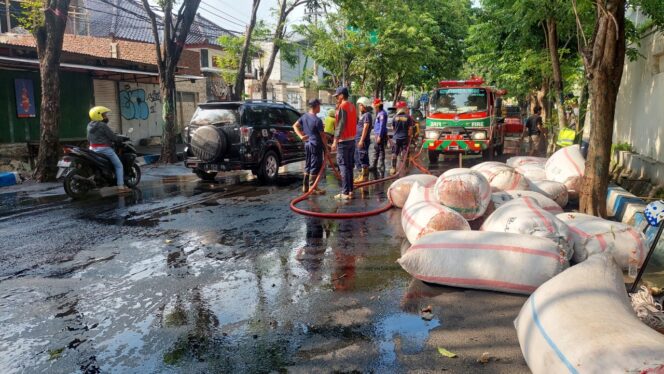 
					Pikap Muat Cabai Terguling di Tikungan Jalan Pahlawan