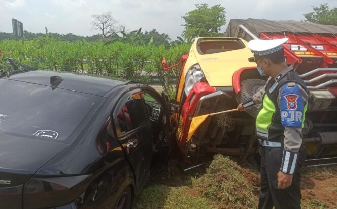 
					BRAK! Kondisi kedua kendaraan pasca terlibat tabrakan. (foto: PJR Polda Jatim) 