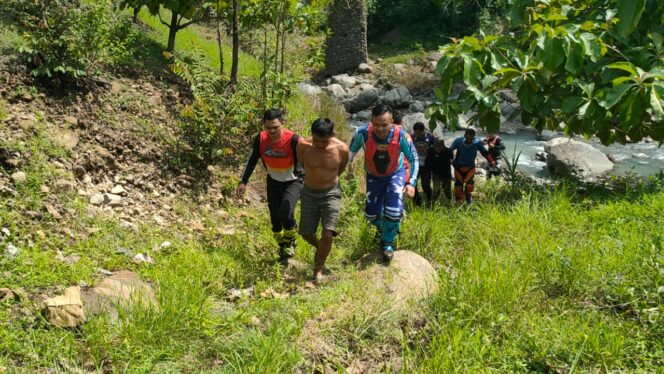 
					KEPERGOK: Petugas menangkap pelaku curwan (foto: Hafidz Rozani).