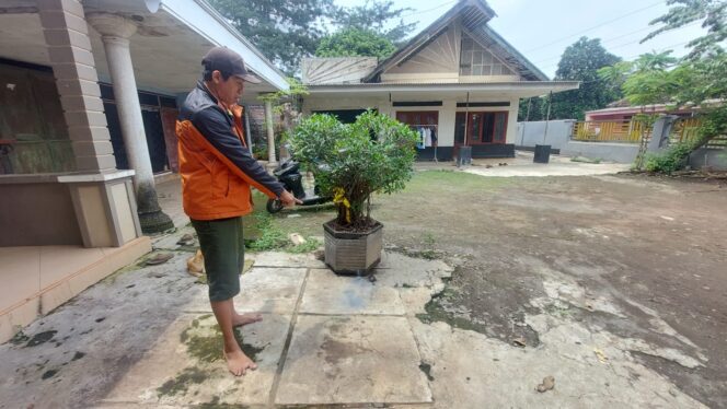 
					Saudara pemilik rumah menunjukkan lokasi ledakan bondet.