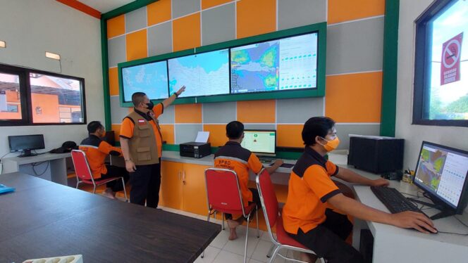 
					Kalaksa BPBD kota tunjuk monitor di Pusdalops. 