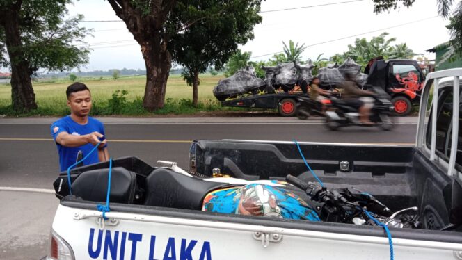 
					LAKALANTAS: Anggota Satlantas Polres Probolinggo saat memindahkan kendaraan yang terlibat kecelakaan. (foto : Ainul Jannah)