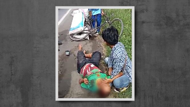 
					MENINGGAL: Tangkapan layar video saat korban terjatuh di jalan raya Desa Warungdowo. 