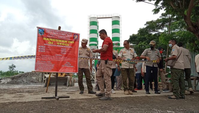 
					DIBUKA: Satpol PP Kabupaten Probolinggo saat menyegel dua perusahaan pengelola proyek Tol Paspro beberapa hari lalu. (foto: dok)