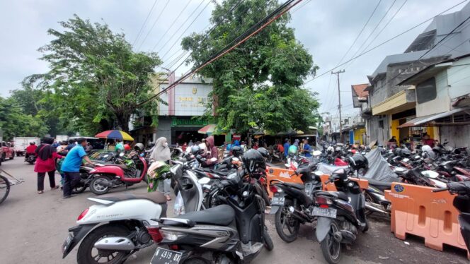 
					Pintu depan pasar baru. 