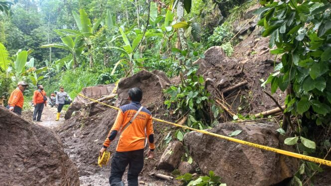 
					WASPADA: Tanah longsor yang terjadi di wilayah Kecamatan Krucil, beberapa waktu lalu. (foto: dok)