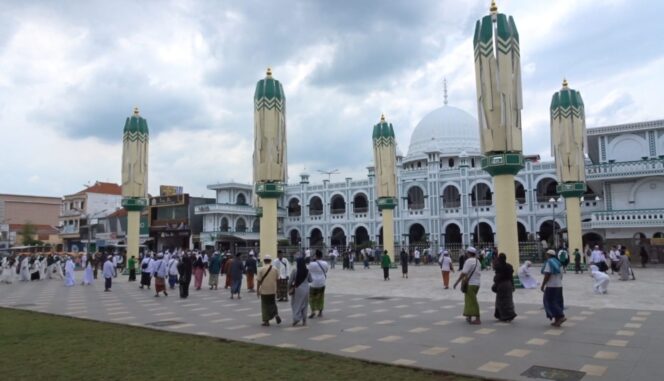 
					JUJUGAN: Suasana keramaian wisata religi Payung Madinah di Kota Pasuruan. (foto: Moh. Rois)