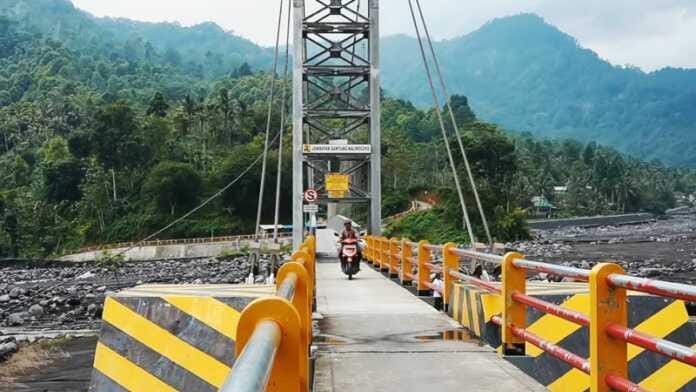 Diterjang Lahar Hujan, Tali Sling Jembatan Kali Regoyo Lumajang Putus ...