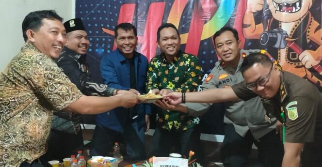 
					HPN: Forkopimda Lumajang usai potong tumpeng tasyakuran HPN 2023. (foto: Asmadi). 