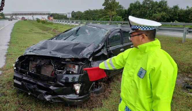 
					LAKA: Kondisi Toyota Innova pasca terlibat kecelakaan. (foto: Moh. Rois).