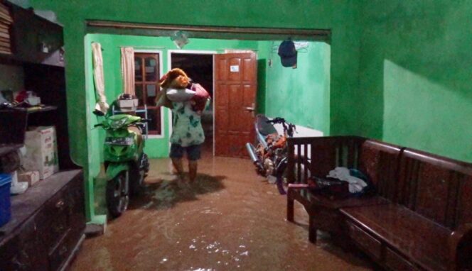 
					BANJIR; Salah satu rumah warga di wilayah Kecamatan Winongan yang terendam. (foto: Moh. Rois) 