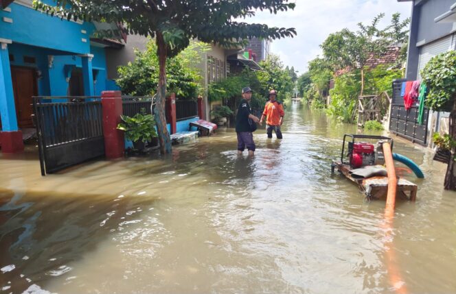 
					petugas BPBD Kota melakukan penyedotan di salah satu lokasi genangan (istimewa)