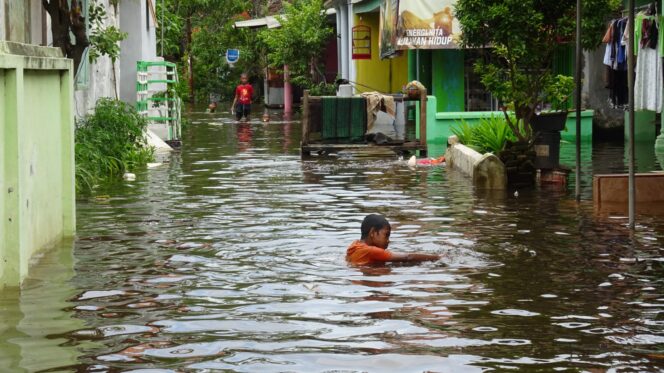 
					TERENDAM: Salah satu titik terparah banjir di Desa Kedawung Kulon, Grati, Pasuruan. (foto: Moh. Rois)