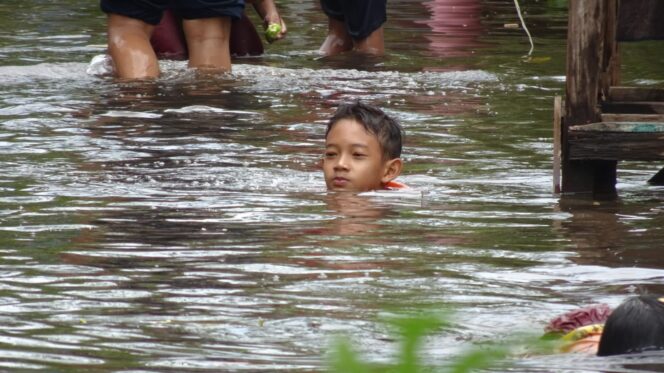 
					TERGENANG: Banjir masih merendam 6 desa di Kecamatan Rejoso. (foto: Moh. Rois).