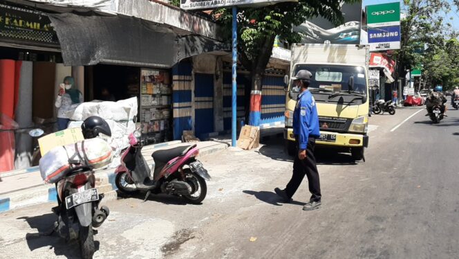 
					Seorang Petugas Parkir Dishub sedang bertugas di jalur Pantura Kraksaan