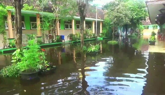 
					TERGENANG: Kondisi SDN Rejoso Lor yang terendam banjir. (foto; Moh. Rois).