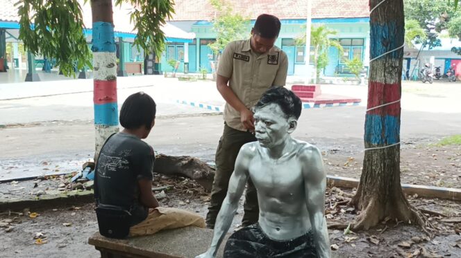 
					DITERTIBKAN: Manusia silver yang beroperasi di traffic light Kraksaan diamankan Satpol PP. (foto: Ainul Jannah).