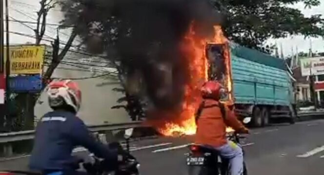 
					Screenshot video truk ekspedisi yang terbakar.