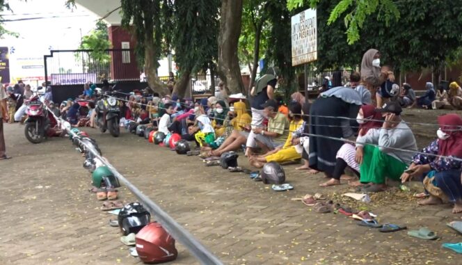 
					KESAL: Warga meluapkan kekesalannya dengan antri menggunakan sandal dan helm. (foto: Moh. Rois)