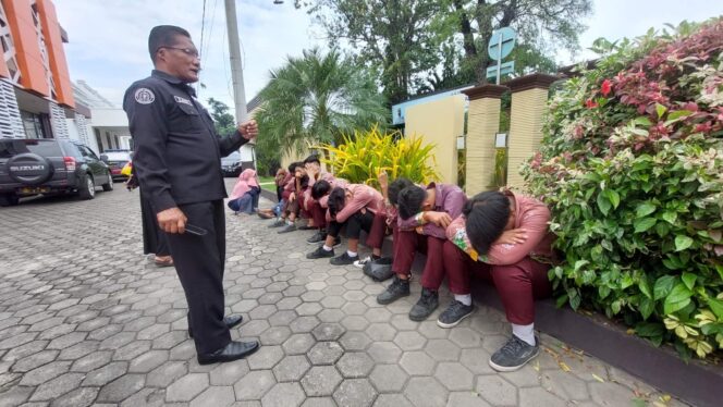 
					Kasi humas Polres Probolinggo Kota mengintrogasi sejumlah pelajar. 