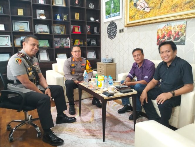 
					DISKUSI: Ketua AMSI Jatim berbincang dengan Kapolresta Banyuwangi Kombes Pol Deddy Foury Millewa. (foto: Arief Rahman)