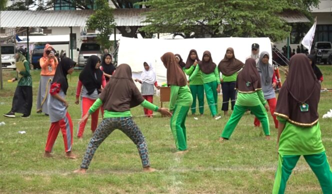 
					SERU: Sejumlah anak saat menjajal permainan dalam Festival Dolanan Yuk 2023 di Ponpes Bayt Al Hikmah, Kota Pasuruan. (foto: Moh. Rois).