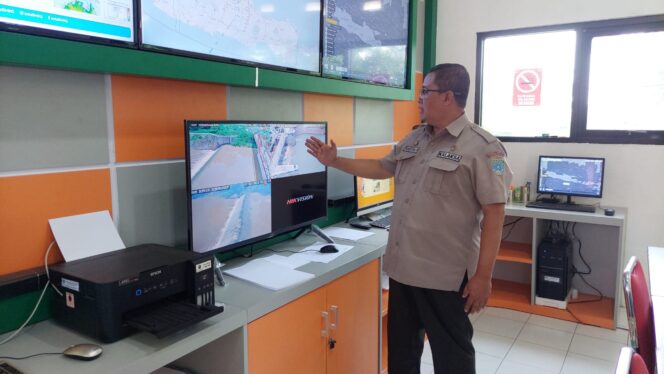 
					Kalaksa BPBD Kota melihat EWS di Pusdalops