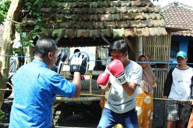 
					BERLATIH: Rexi Akbar saat dilatih oleh ayahnya, Faisol Akbar. (foto: Asmadi)