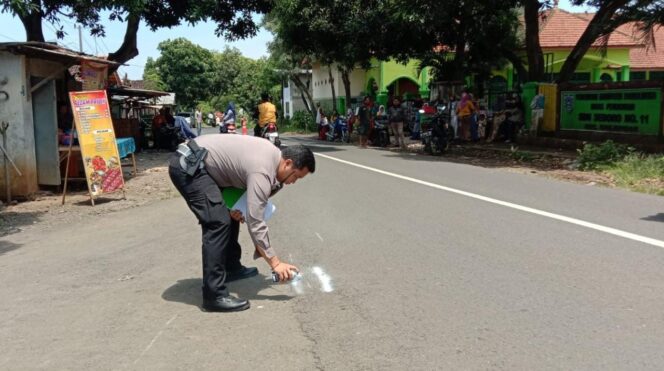 
					LAKALANTAS : Anggota Satlantas Polres Probolinggo saat melakukan olah TKP di lokasi kecelakaan. (foto: Ainul Jannah).