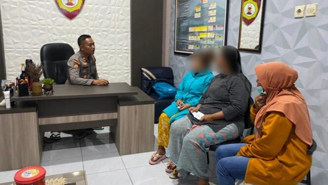 
					TERCIDUK : Kasat Samapta Polres Probolinggo, Iptu Siswandi, saat interogasi para PSK di ruangannya. (foto: Satsamapta Polres Probolinggo)