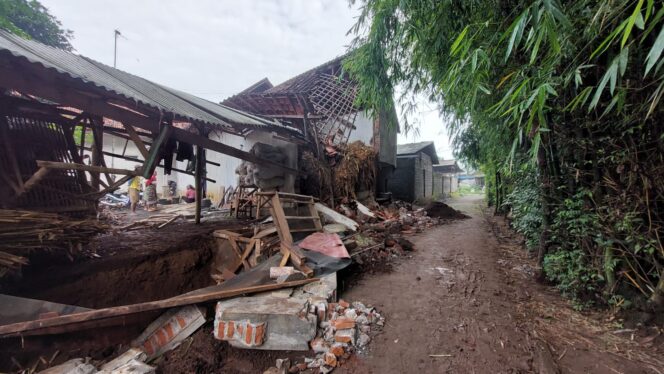 
					AMBRUK: Kondisi kandang sapi dan kamar mandi yang ambruk di Kareng Kidul, Wonomerto. (foto: Hafiz Rozani)