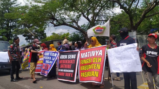 
					DEMO: Warga Desa Mojoparon, Kec. Bangil, Kab. Pasuruan saat demo di depan PT Mitra Alam Segar. (foto: Moh. Rois)