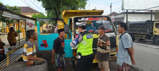 
					DITILANG: Sopir truk pasir di Kabupaten Lumajang saat ditilang oleh petugas gabungan.