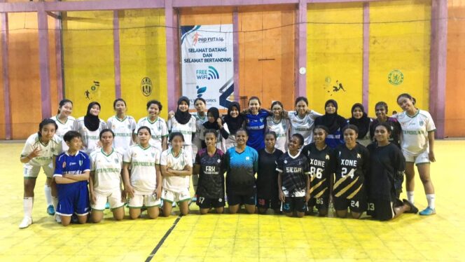 
					Tim futsal putri berfoto usai uji coba dengan Tim Futsal Putri SMAK Mater Dei. 