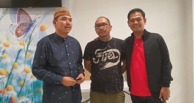 
					Anggota DPR-RI Komisi X, M. Haerul Amri (berjaket gelap) menghibur ayah David, Jonathan Latumahina (tengah) di RS Mayapada Jakarta. (foto: M. Haerul Amri)