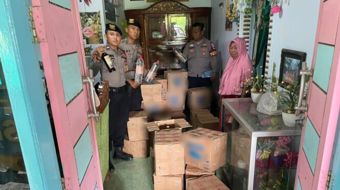 
					DIGEREBEK: Polisi menunjukkan barang bukti miras yang disita dari cafe di Banyuanyar. (Foto : SatSamapta Polres Probolinggo) 