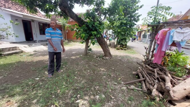 
					Supandi, pemilik becak menunjukan lokasi becaknya yang hilang. 