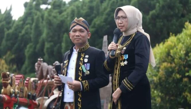 
					AKUR: Cak Thoriq dan Bunda Indah dalam rangkaian perayaan Harjalu 2022. (foto: dok)